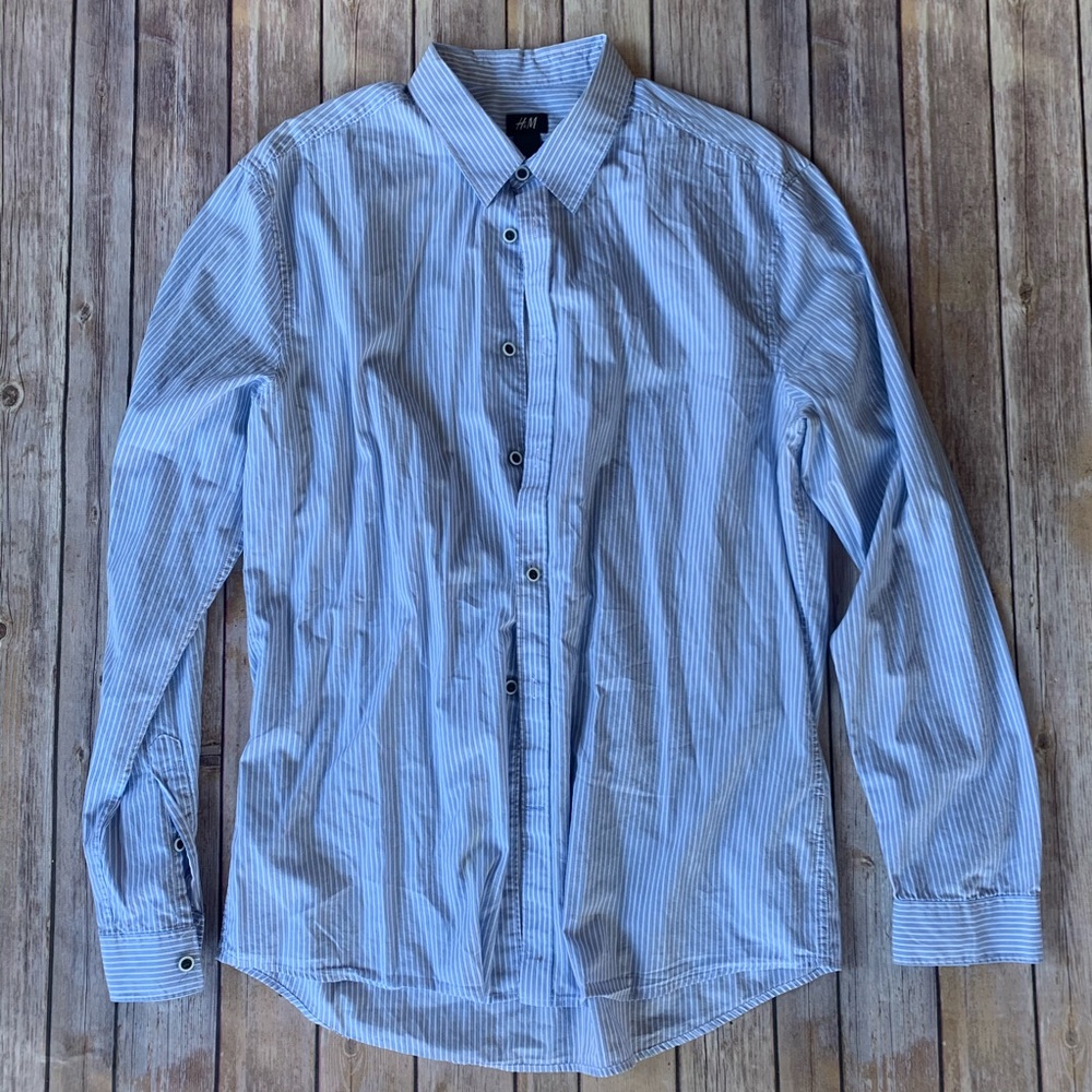 💥2 for $10💥 - Blue & White H&M Button Down
